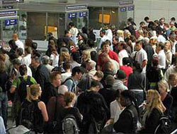 Tatilciler havalimanına akın etti